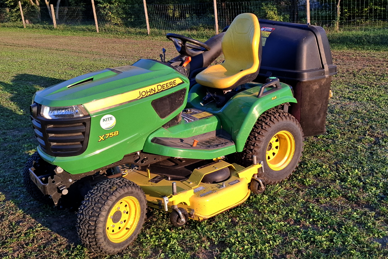 Fűnyírás ipari fűnyírótraktorral fűgyűjtéssel vagy nélküle